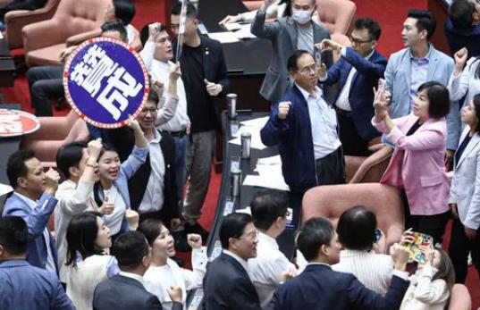 台民众党发表声明“谴责”大陆。
台媒报道，赖清德原定明日窜访斯威士兰突然喊停，污