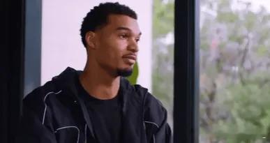 NBA杯半决赛马刺对阵雷霆的比赛即将开始。赛前，马刺球员维克多-文班亚马接受媒体