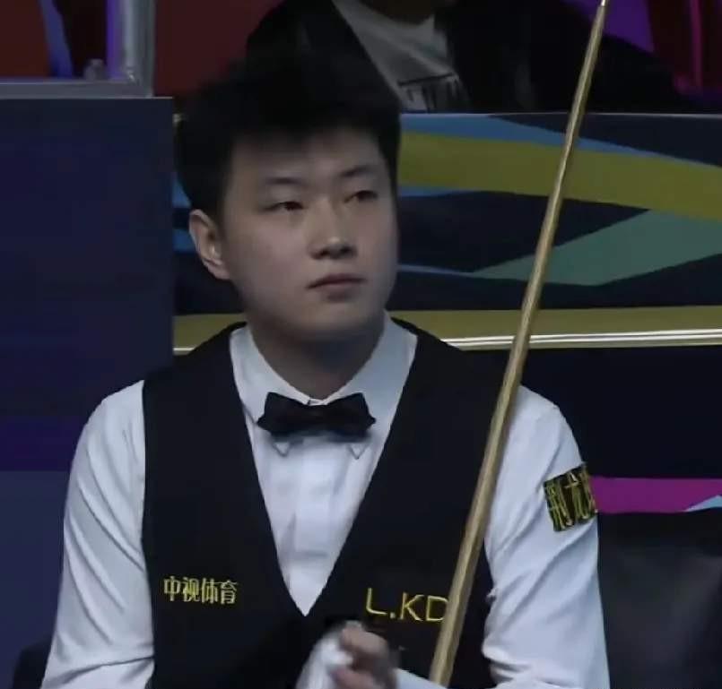 中国德比，炸了。
赵心童刚拼下塞尔比，吴宜泽直接送走霍金斯。
俩人扛着五星红旗，