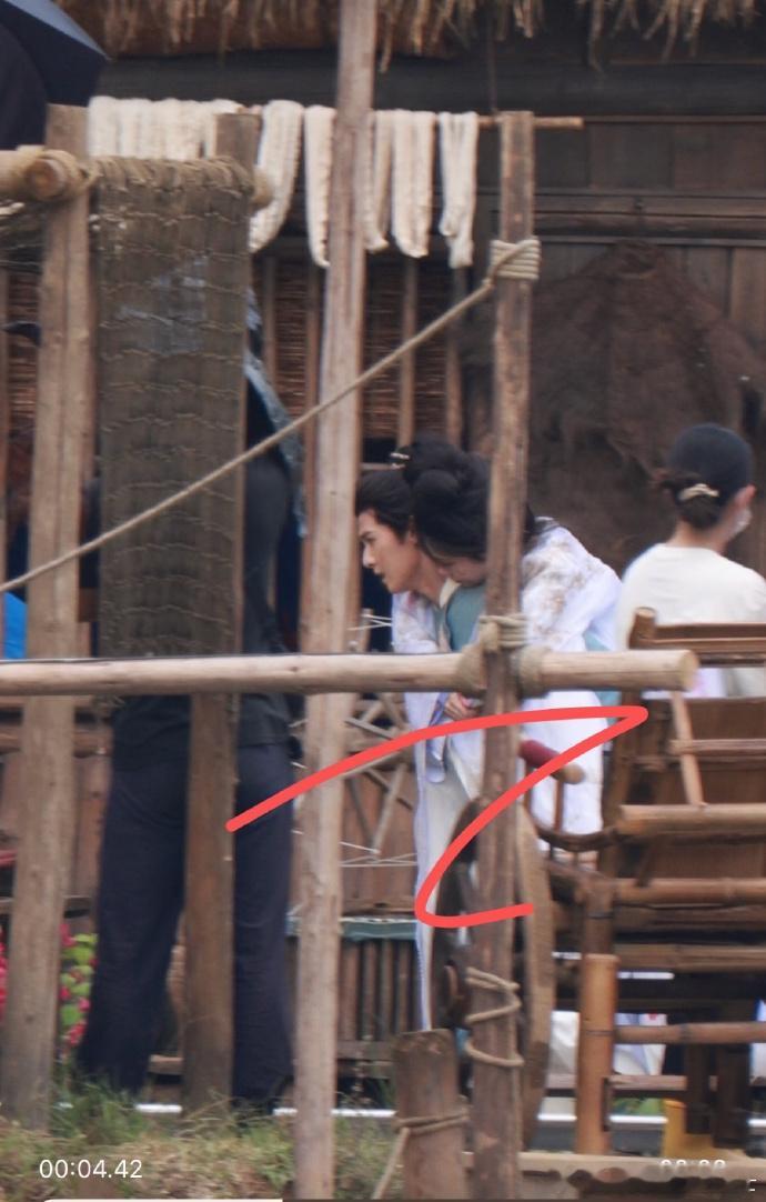 李昀锐背受伤的孟子义奔跑路透李昀锐背着受伤的孟子义李昀锐背孟子义冒雨狂奔的路透来