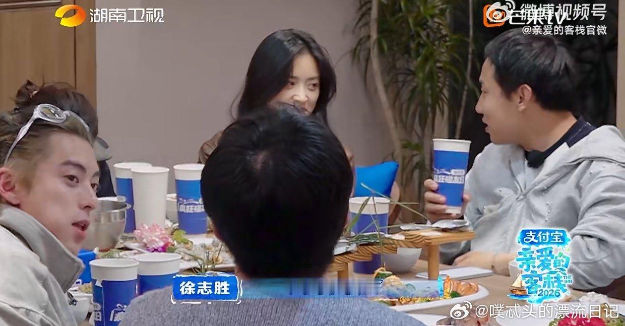 徐志胜的最佳损友是沈月 亲爱的客栈 这俩真的长在笑点上！徐志胜把玩花螺说真漂亮，