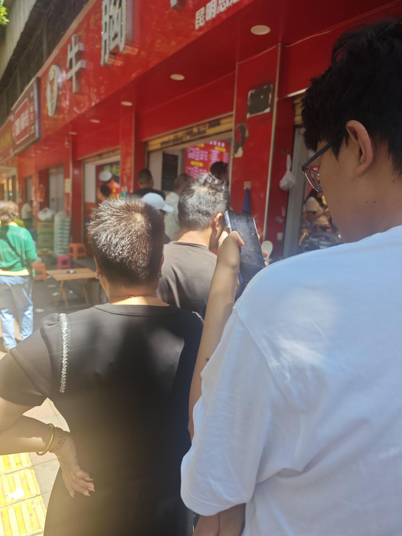 这年头，很少见到为了吃一碗面排长队的场景了。