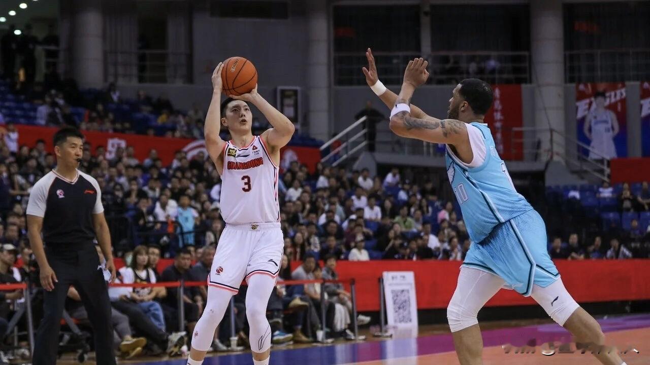 胡明轩本赛季的状态下滑确实肉眼可见，堪称职业生涯的低谷期。作为拿过总决赛MVP的