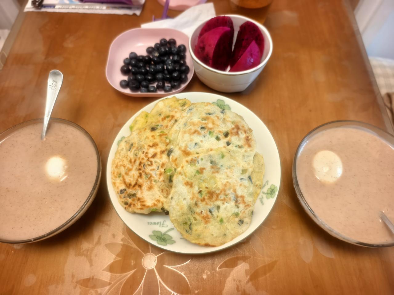 晨光里，豆浆机里的薏米红豆芡实糊咕嘟冒着泡，亲手烙的茄子鸡蛋饼金黄喷香。蓝莓紫、