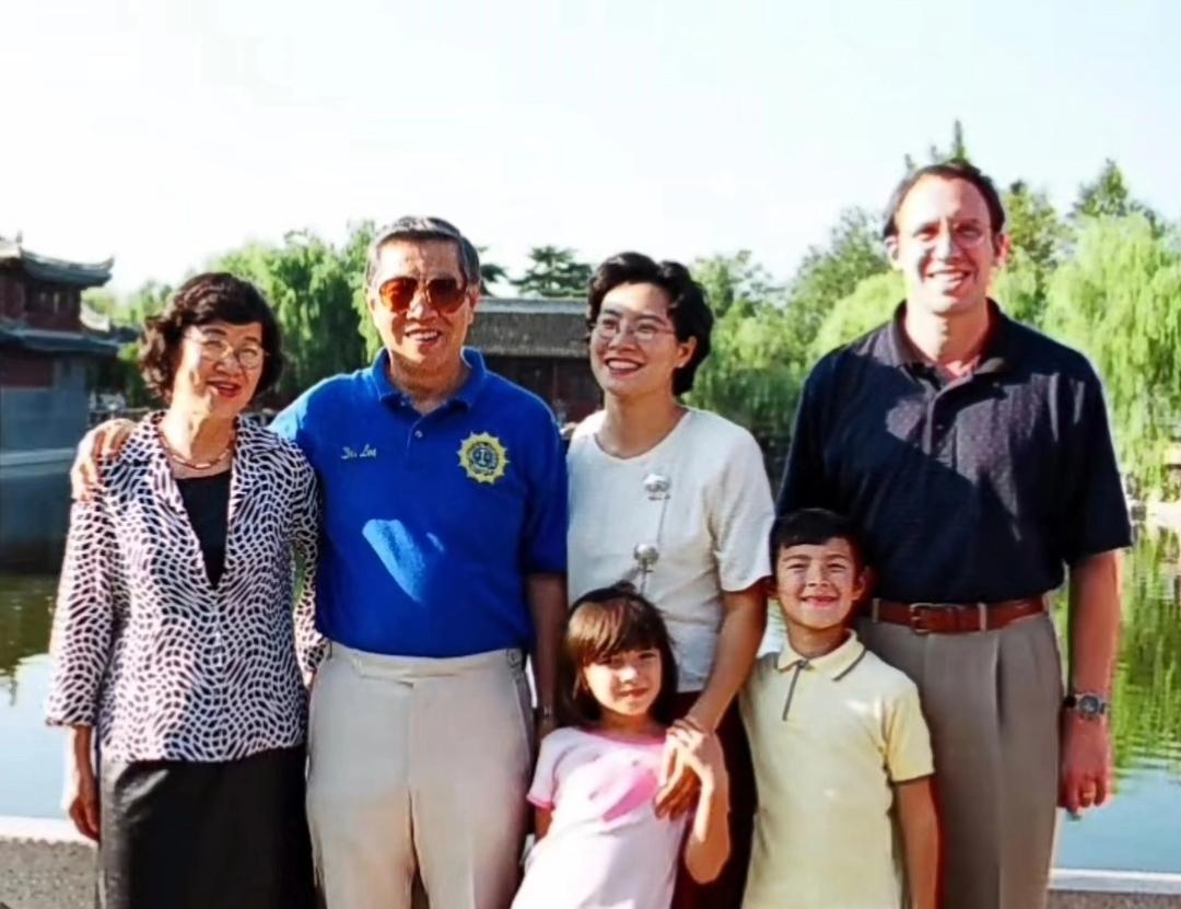 这是60多岁的李昌钰带着妻子宋妙娟和女儿、外籍女婿还有外孙外孙女一起在江苏扬州旅