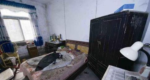 邻居老人在出租屋去世了，房东气的大发雷霆，要其子女赔偿5000块钱，结果老人子女