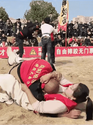 就是说吧，
免费的午餐没那么好吃，
这哥们差点被闷死，
也不知道是不是故意的[偷