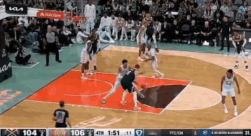 9+10+6+3+1填满数据栏，抢4个前板。威少既投关键三分，也会无人防守空篮不