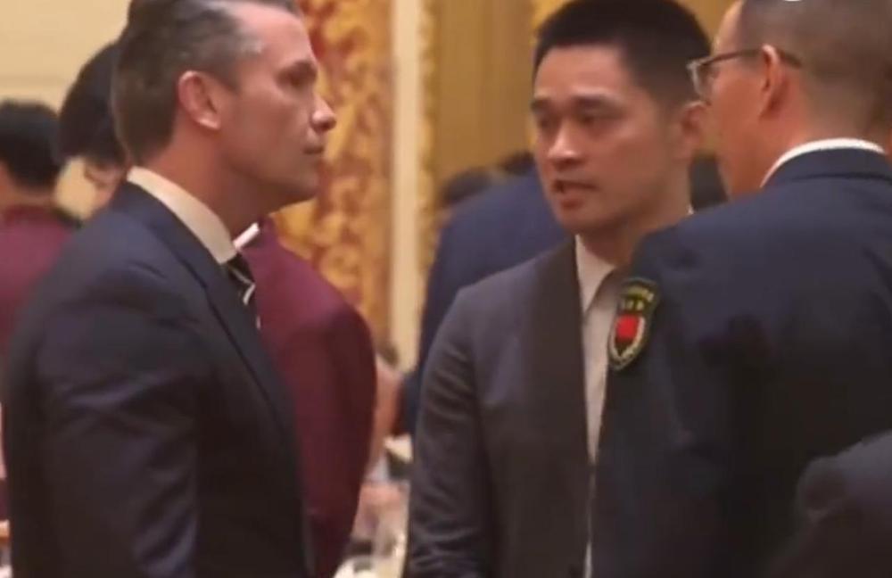 美防长和中方在宴会前聊天，满脸的严肃和尊重，这一幕令日本网友破防！

说真的，国