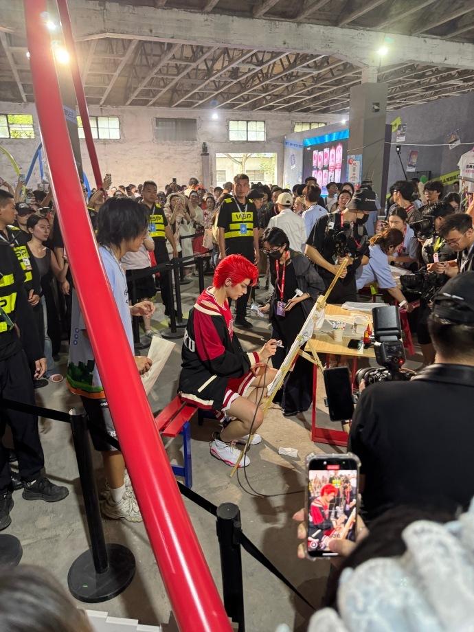 卡琳娜cos樱木花道  看卡琳娜cos樱木花道，那红发和建模脸简直绝配！她还自己