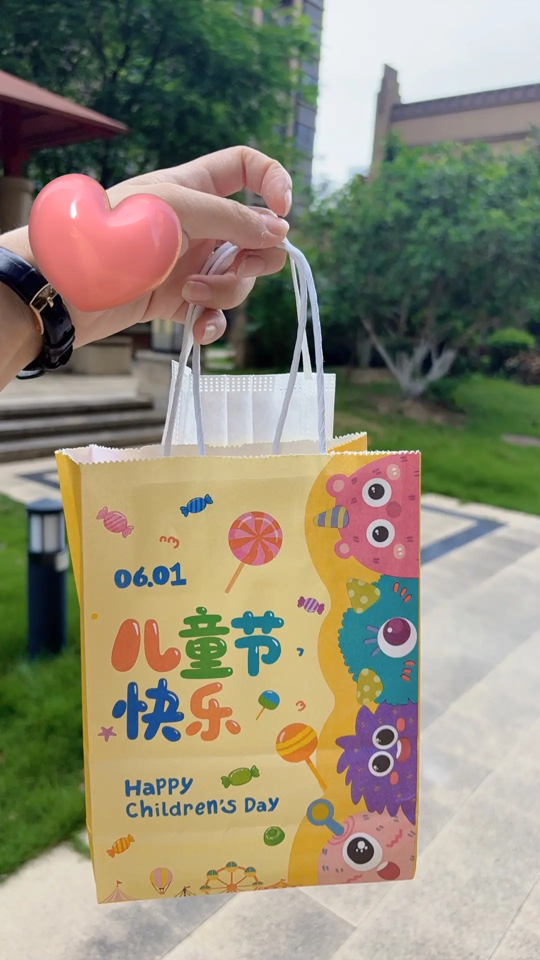 妹妹说送我礼物讲