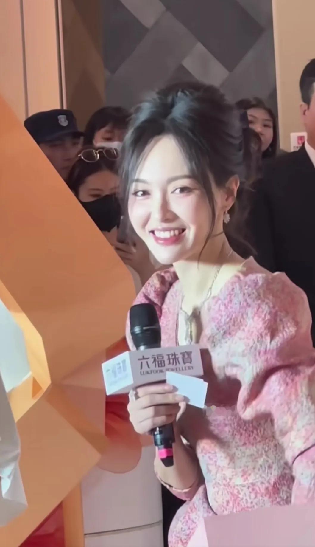唐嫣今日线下活动造型好美啊
她的美貌真的一直在线
不仅漂亮，还很甜
她虽然都40