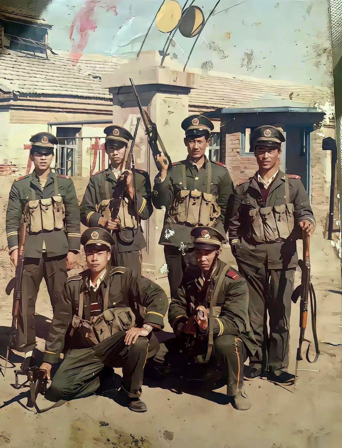 好多人盯着这张老照片，就指着那个枪刺朝下的姿势，说“不规范”。
我每次看到，心里