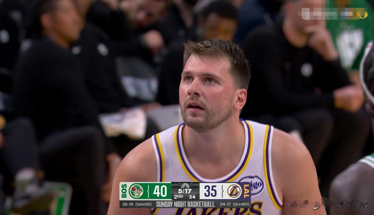 湖人当家球星东契奇真是既当爹又当妈！在今天进行的湖人和凯尔特人的比赛中，目前双方