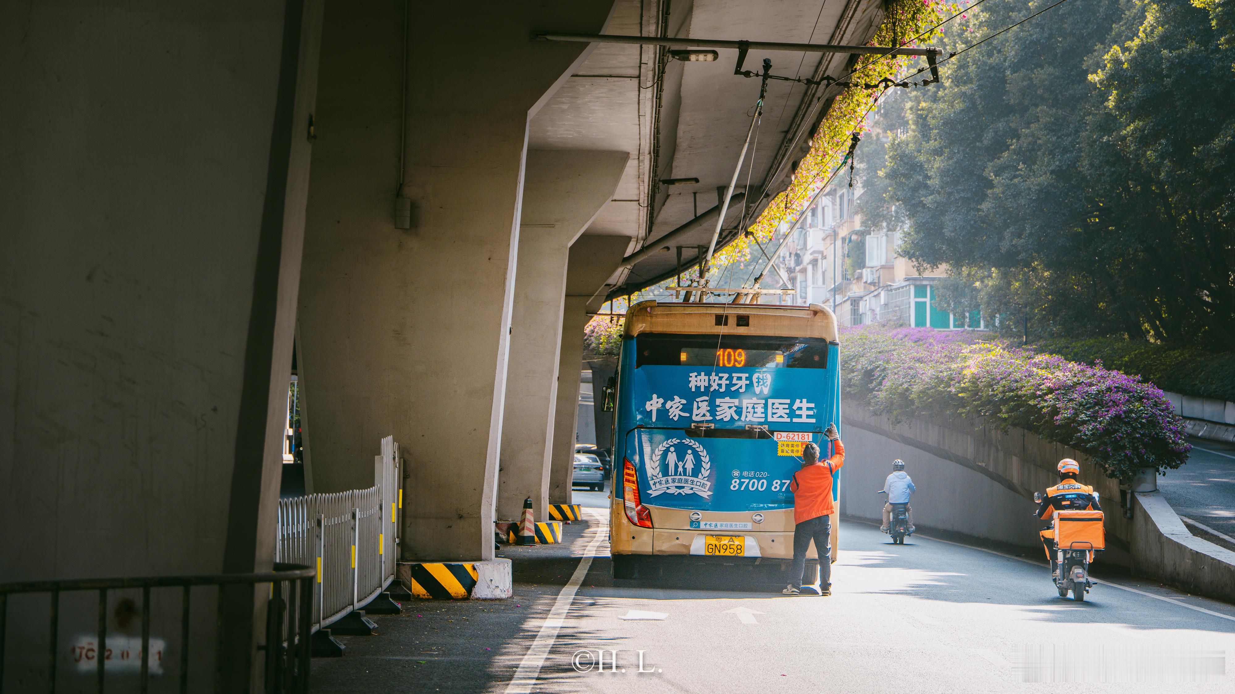 中途挂线的无轨电车。广州109路，人民北路。作为一条原地调头的环线，不挂线的话电