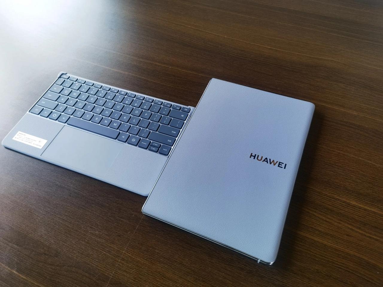 自从我把华为Matebook Fold非凡大师这台折叠屏电脑摆在办公桌上用，情绪