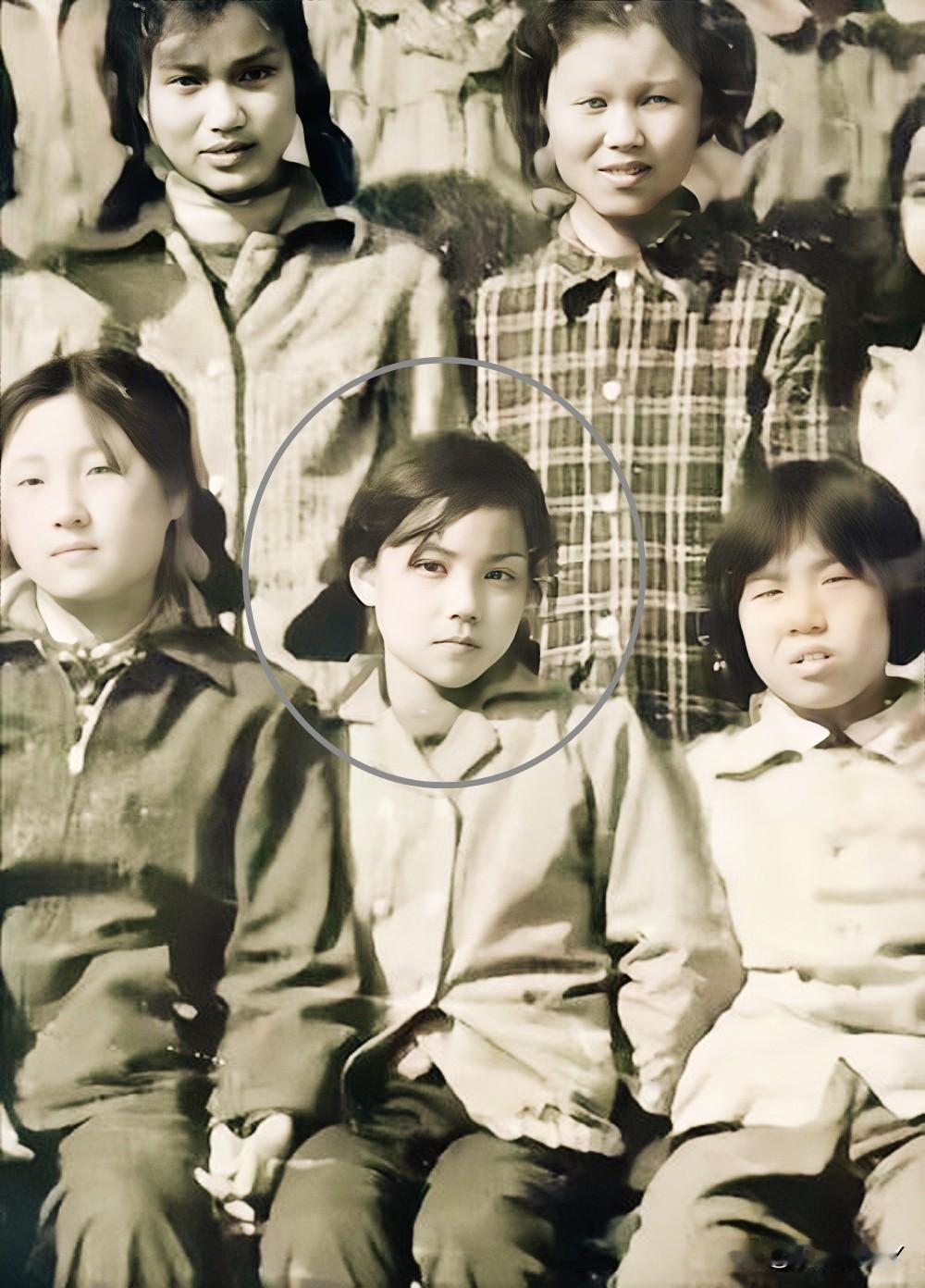 1981年，一位小女孩与她小学同学的合影留念照。谁也没有想到的是，当年眼神清澈且
