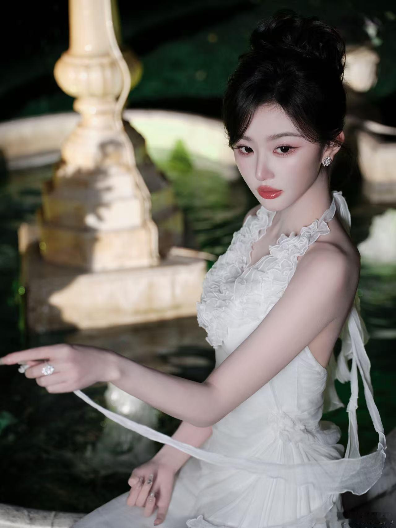 孔雪儿被粉丝尖叫逗笑了 成都活动现场粉丝也太热情了，此起彼伏的尖叫声直接把她逗得