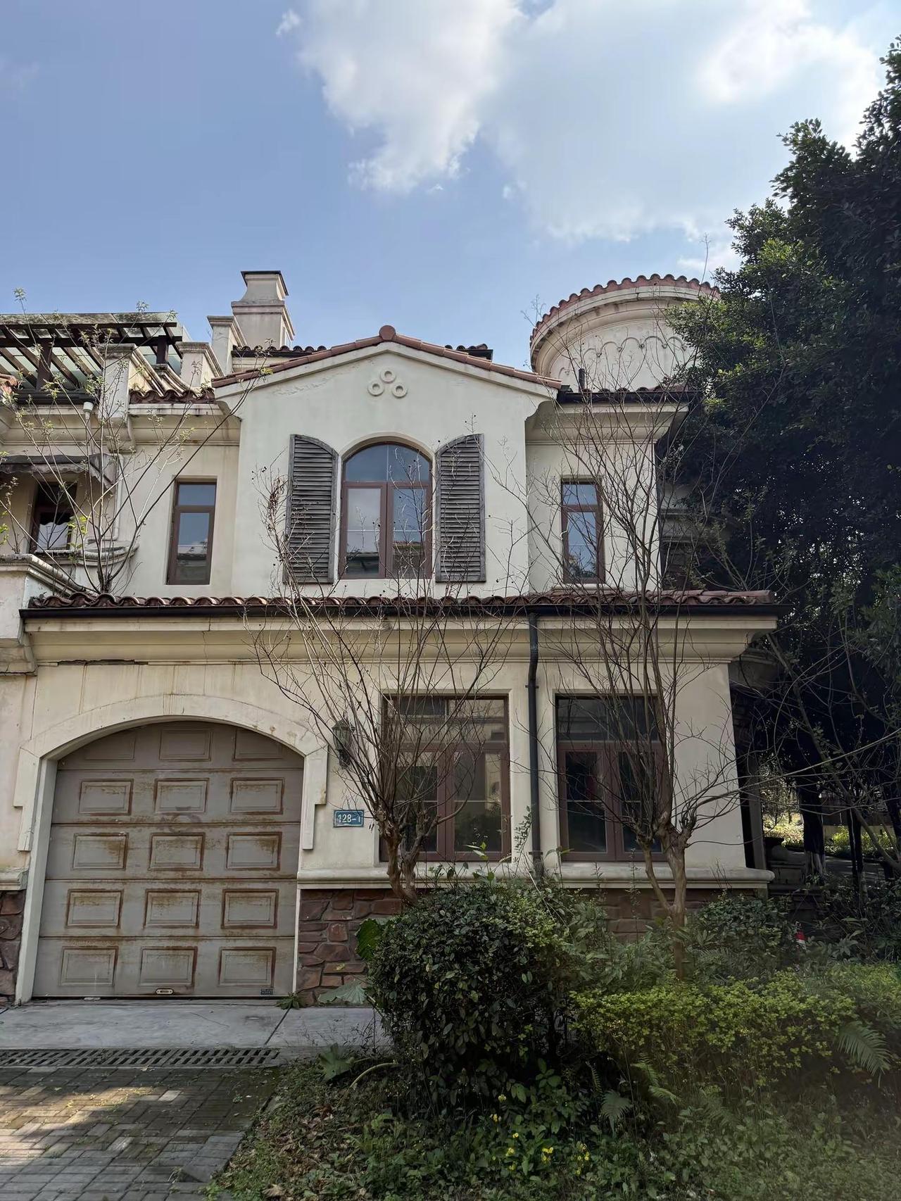 双流捡漏，这套西班牙风双拼才是梦想中的家。✅ 颜值拉满经典红瓦白墙+石砌墙裙，半