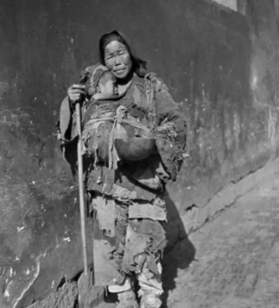1949年，湖南平江解放后，有一个乞丐模样的妇人，径直走进了县委大院，当门口的守
