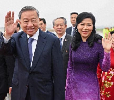 苏林家人的情况

1、苏林夫人吴芳璃端庄优雅，知性大方，她早年是画家，后来成为越