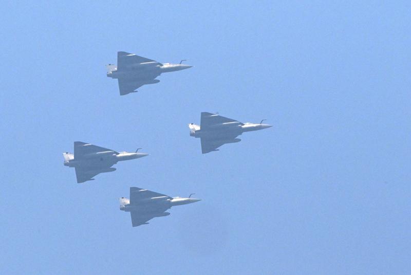 印度国产“光辉”战机这次在迪拜航展上可真是出了个大洋相。11月21日，航展最后一