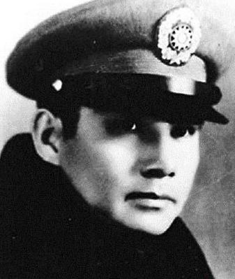1947年，张灵甫在覆灭前，让高级将领全部自杀，副参谋长李运良装作要自杀，跑到洞