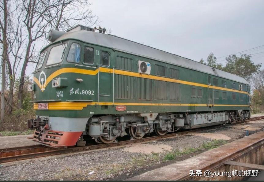 地方铁路机车的空调安装还是相当有特色呀。有网友拍摄的这两台东风4B内燃机车，由于