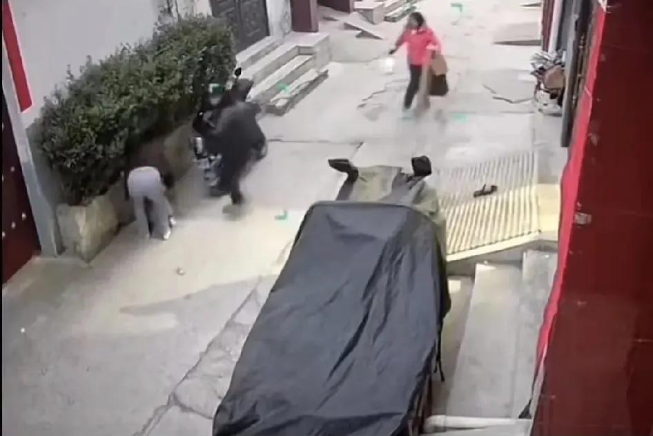 “怪不得叫绝户坡！”农村一户人家占了1/3的村路，在家门口修了一个坡道，但是自家