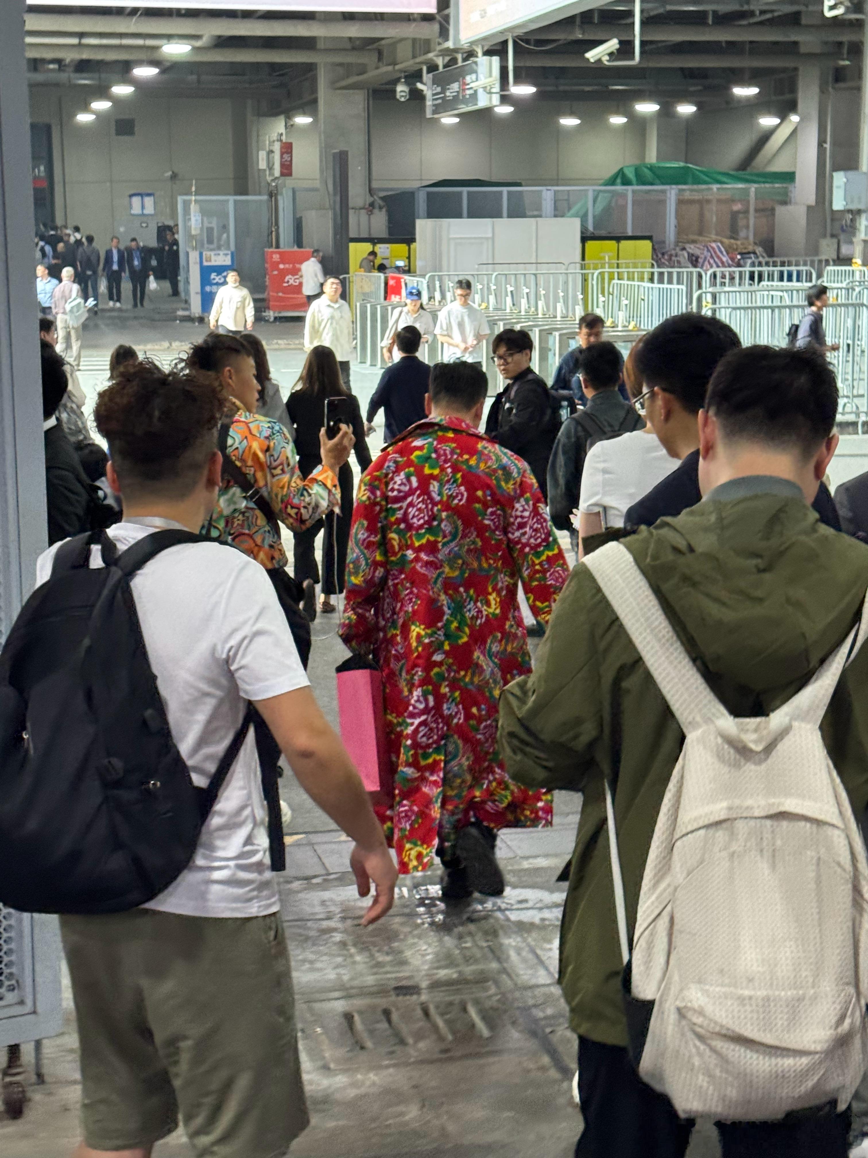 除了红衣与卤鹅哥，车展重回正轨，好事大v聊车万物皆可验2025上海车展  ​​​