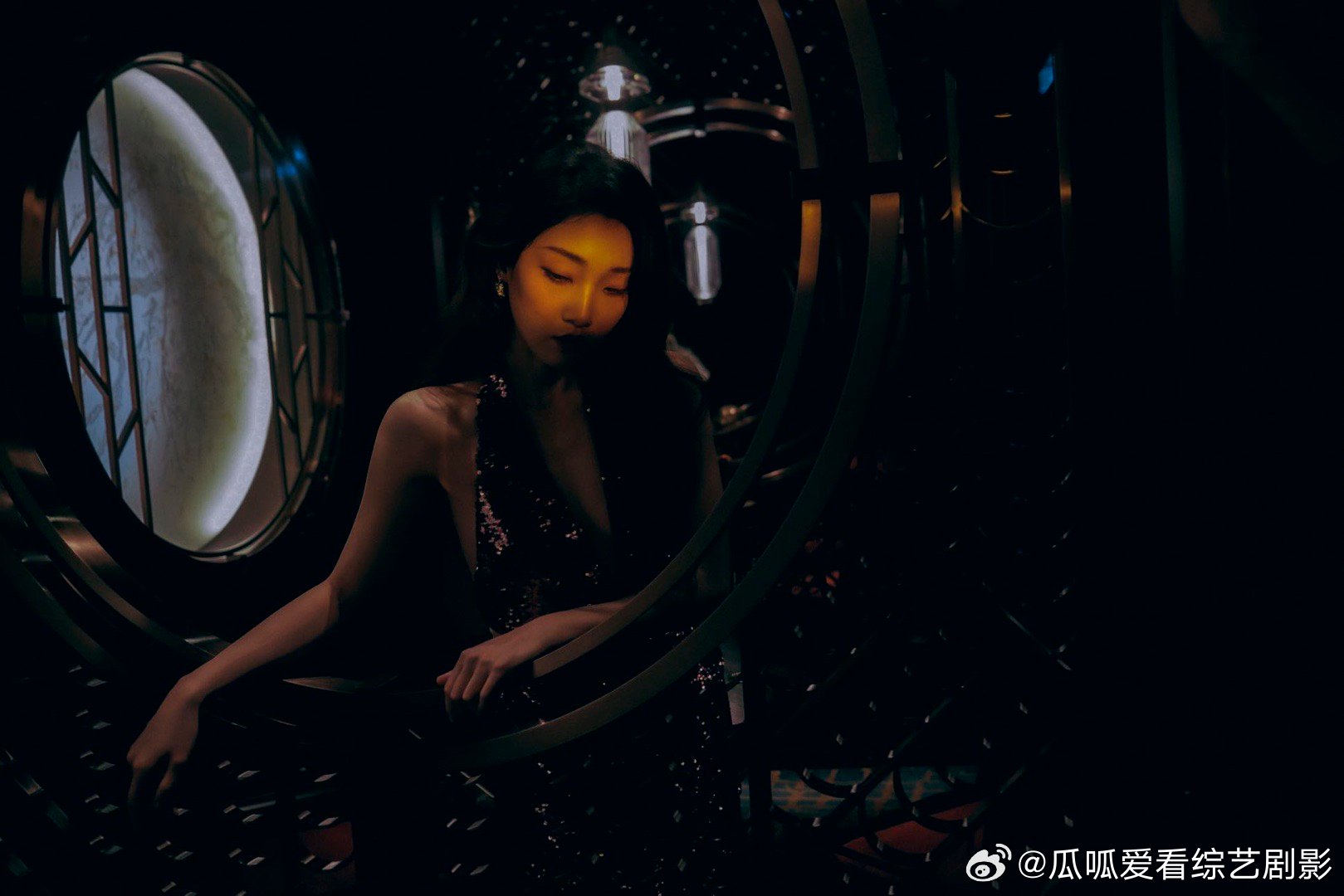 #yamy港风深V露背裙#的红毯造型是那么美，美得不可方物，满头大波浪+亮片长裙