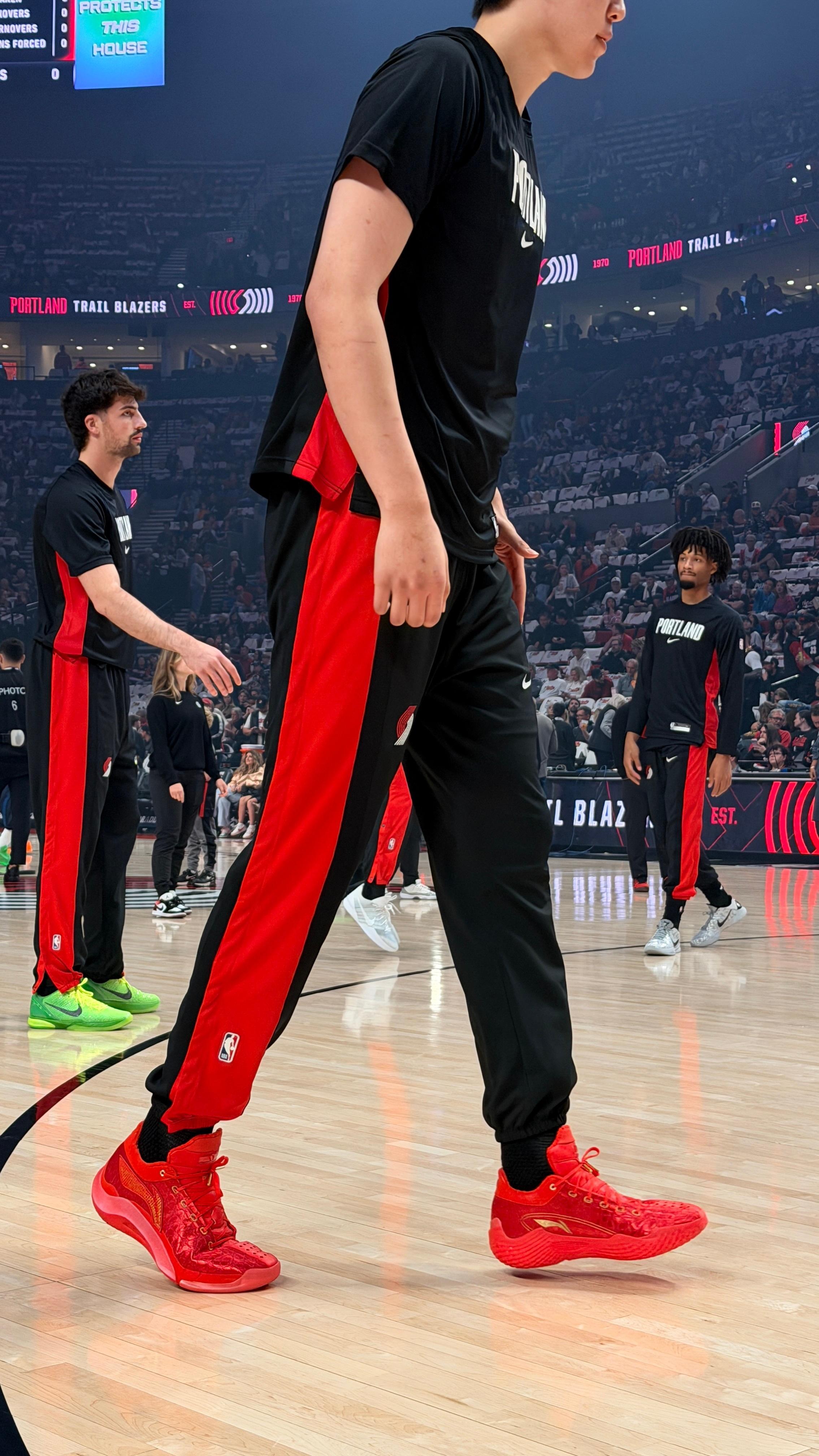 杨瀚森NBA常规赛首秀，穿着李宁驭帅 20“故宫”联名配色登场在杨瀚森正式登陆N