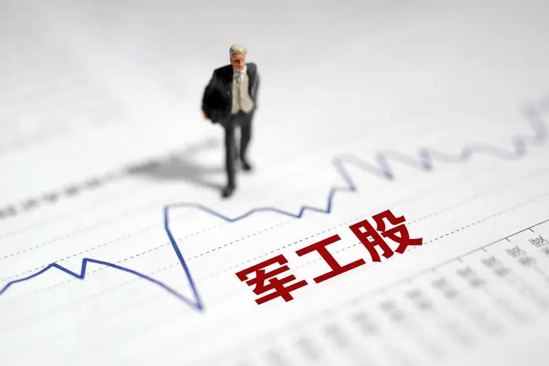 新易盛下跌，中际旭创收跌1%左右，天孚通信涨幅收窄，宁德时代绿了，比亚迪微涨，中