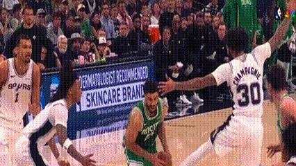 你敢信？现在NBA满场都是称兄道弟，文班亚马偏要当那个异类。
十七岁那年青年锦