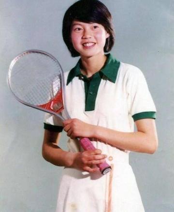 1982年，她在比赛期间背叛了祖国，以“政治避难”为由投向了美国的怀抱，令中国队
