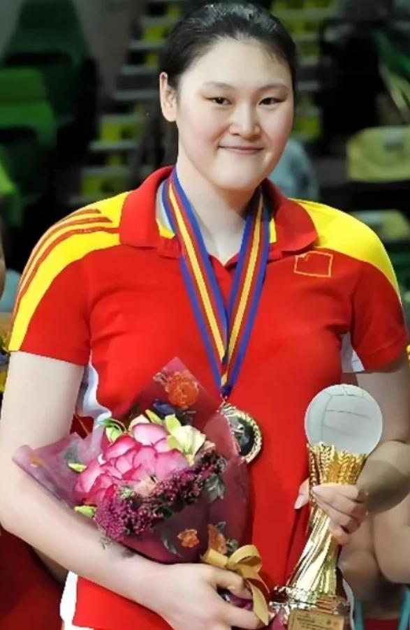 为国争光却惨遭郎平弃用！选择投奔土耳其的王一梅，如今生活怎样？她是中国女排的标志