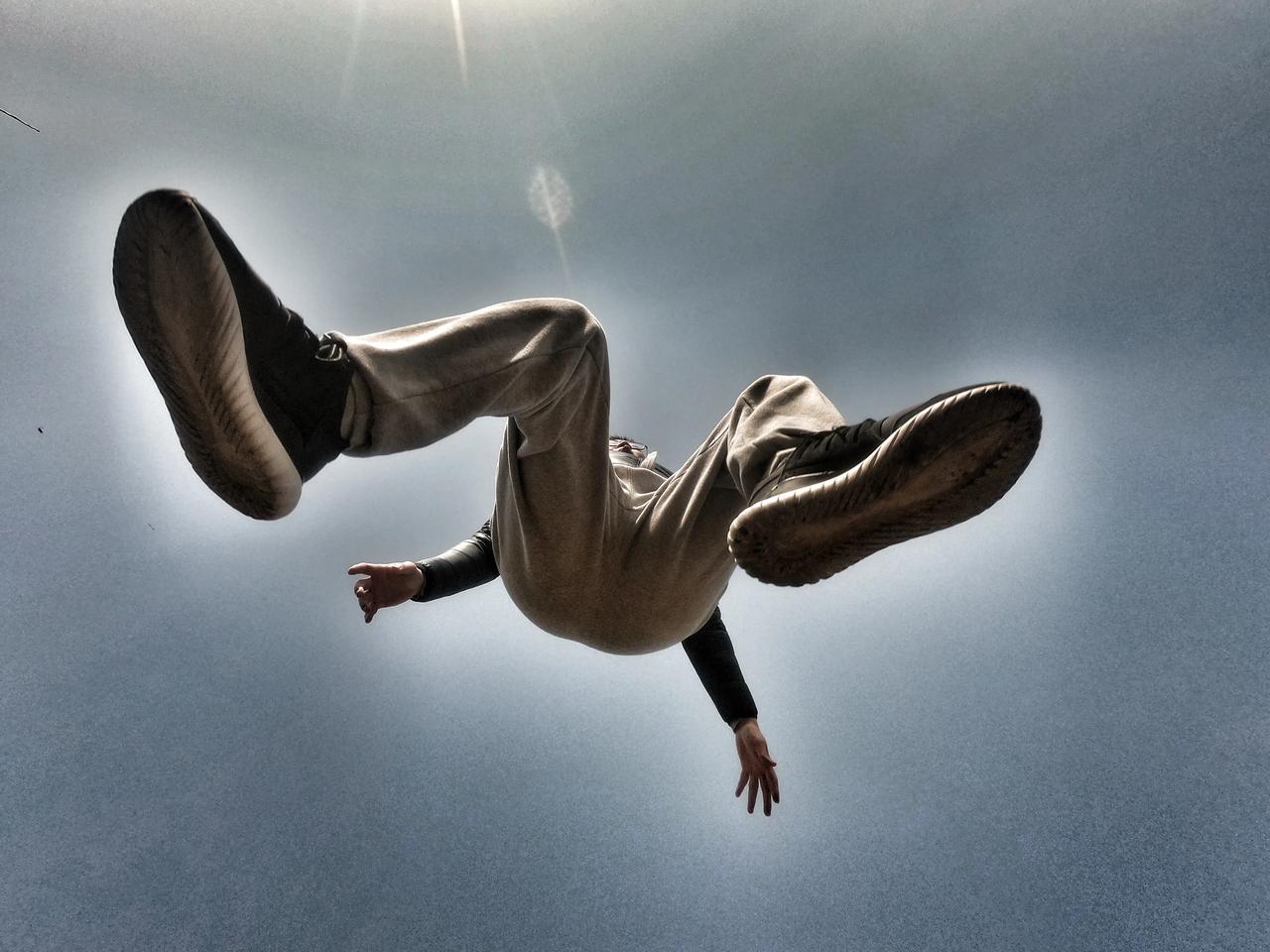 当我们在嘲笑别人，何尝不是在审判那个笨拙向上的自己？愿每个努力向上的人，终能拥有