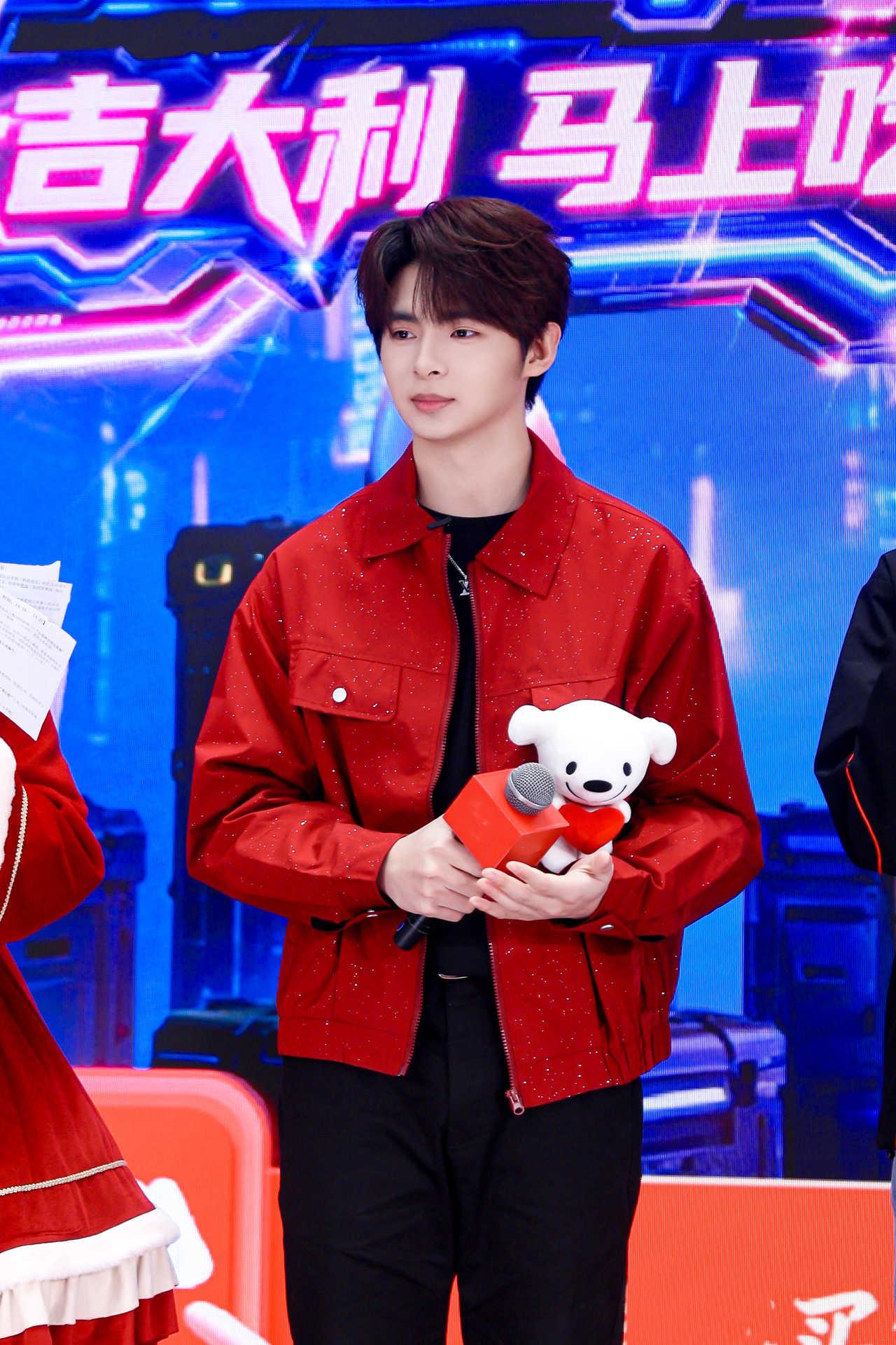 伞兵成都活动与粉丝现场打吃鸡 伞兵成都线下活动太有排面了，和粉丝组队打吃鸡全程高