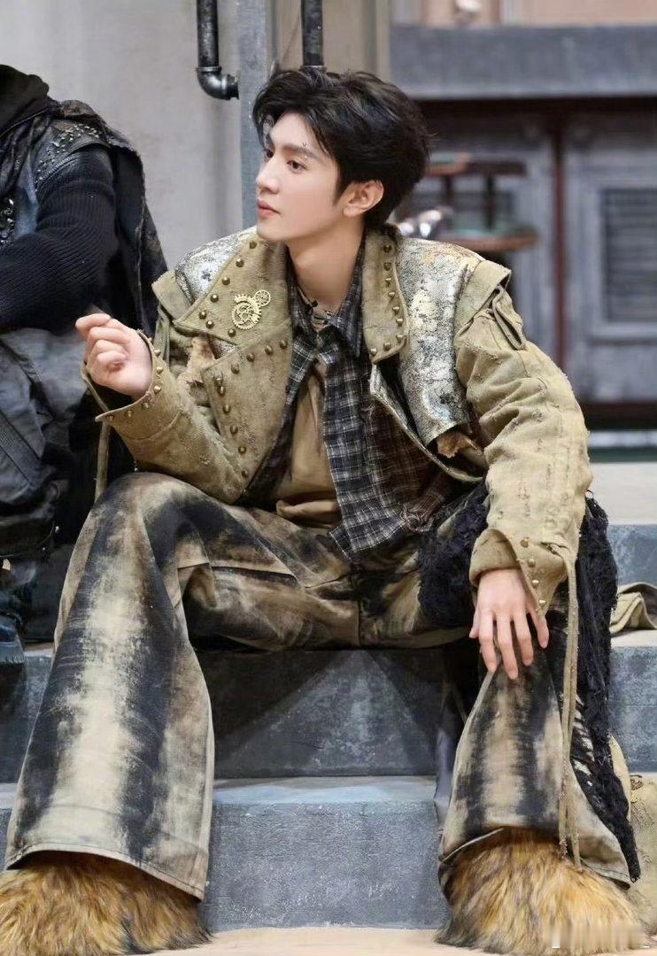 陈哲远全家的顶梁柱大侦探陈哲远饰演的郝大爸稳重又靠谱，遇事有担当，家务事事都扛，