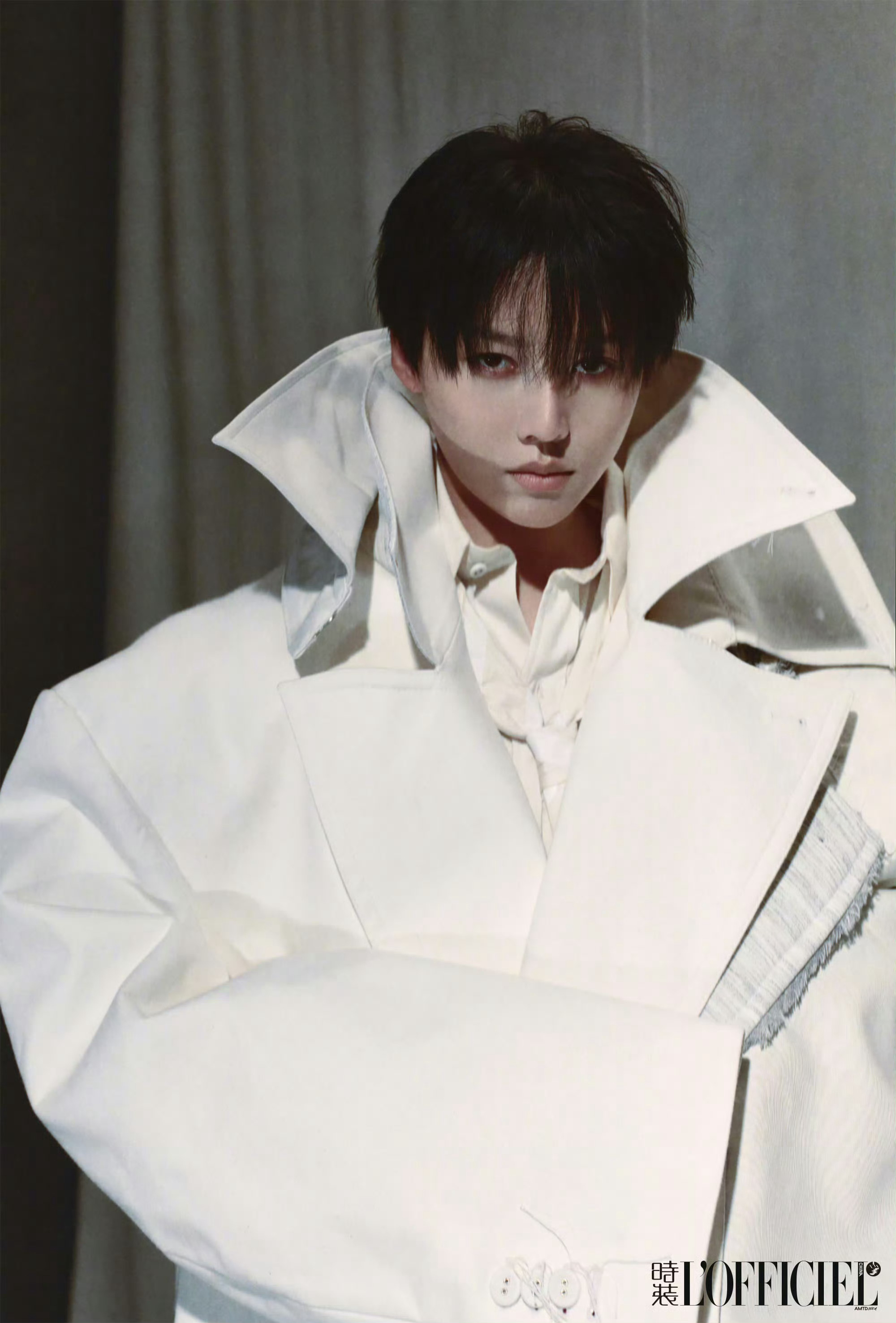 刘雨昕时装女刊闭年刊演绎Thom Browne 2024秋冬高定 