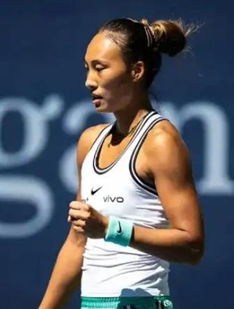【郑钦文2比0击败波兰名将斯瓦泰克，晋级美网女单8强】
        在202