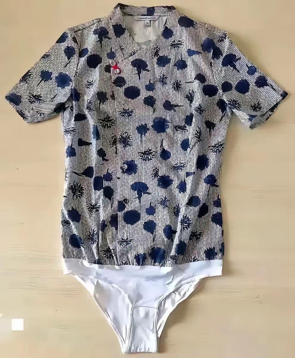 据说东航的制服之前是这样的，脱掉裙子后才发现其中的独特设计！那么，如何解决上厕所