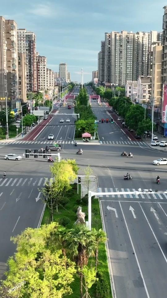 🏙️在这里高楼大厦拔地而起，现代化的城市风貌让人流连忘返。

🌆在城市的街头