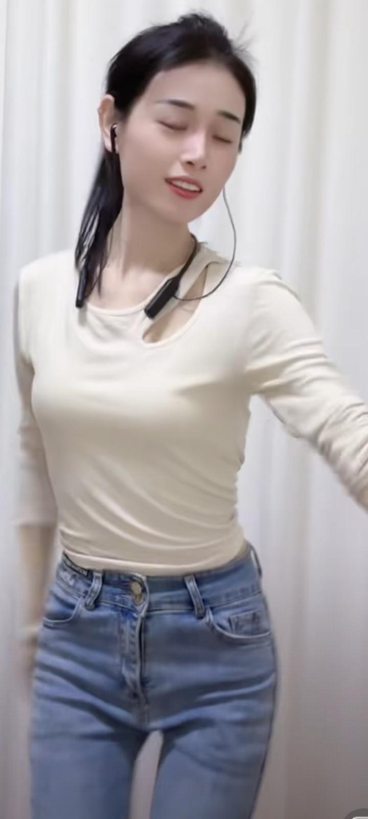 我绕过山河错落，才发现人间烟火，
最值得的，是你眼底的星光。
往后余生，想把所有