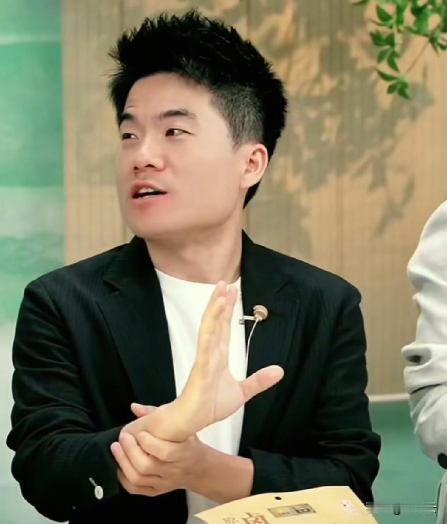 “领导夹菜我转桌，领导开门我上车，领导听牌我自摸”这个梗是过不去了。董宇辉普及“