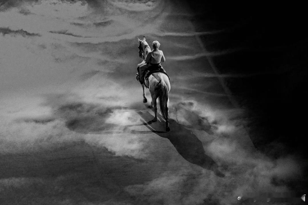 周震南粉丝提前过年了 周震南粉丝也太幸福了！演唱会舞台燃到爆，结束还收到自担12