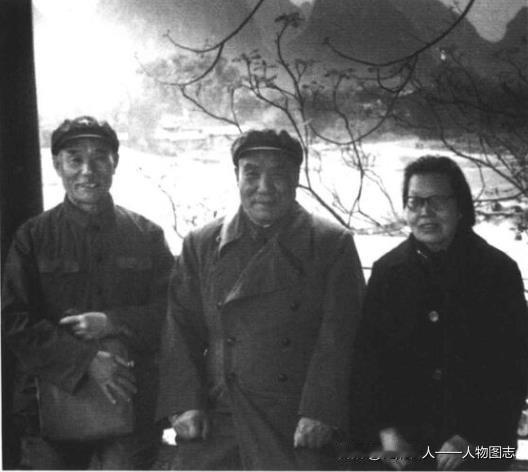 李达(中)与夫人张乃一(右)、孙毅(左)、合影。