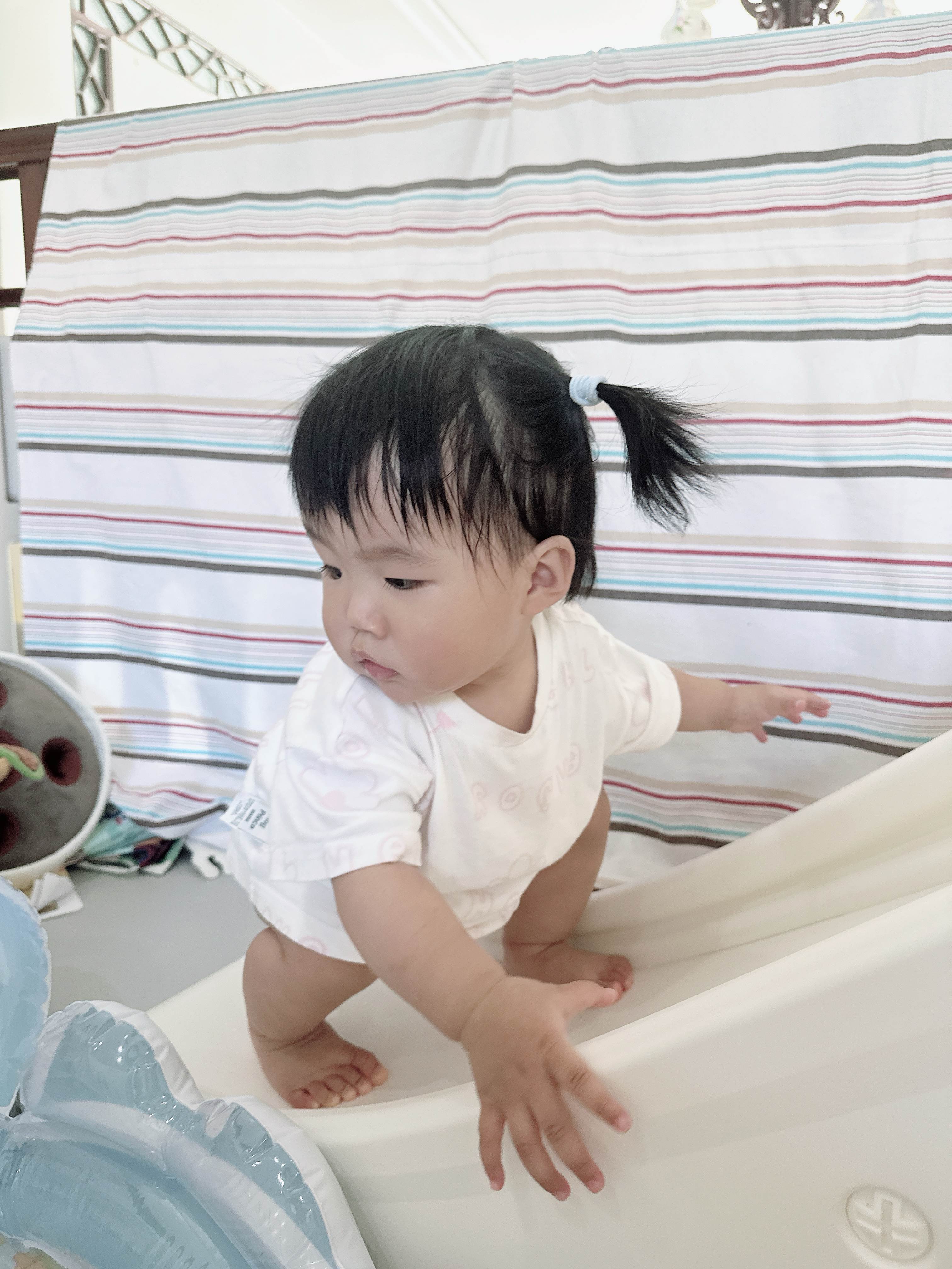 我觉得大绾扎两个辫子比扎一个好看！！我小时候我妈老给我在头顶上扎一个但其实！我觉