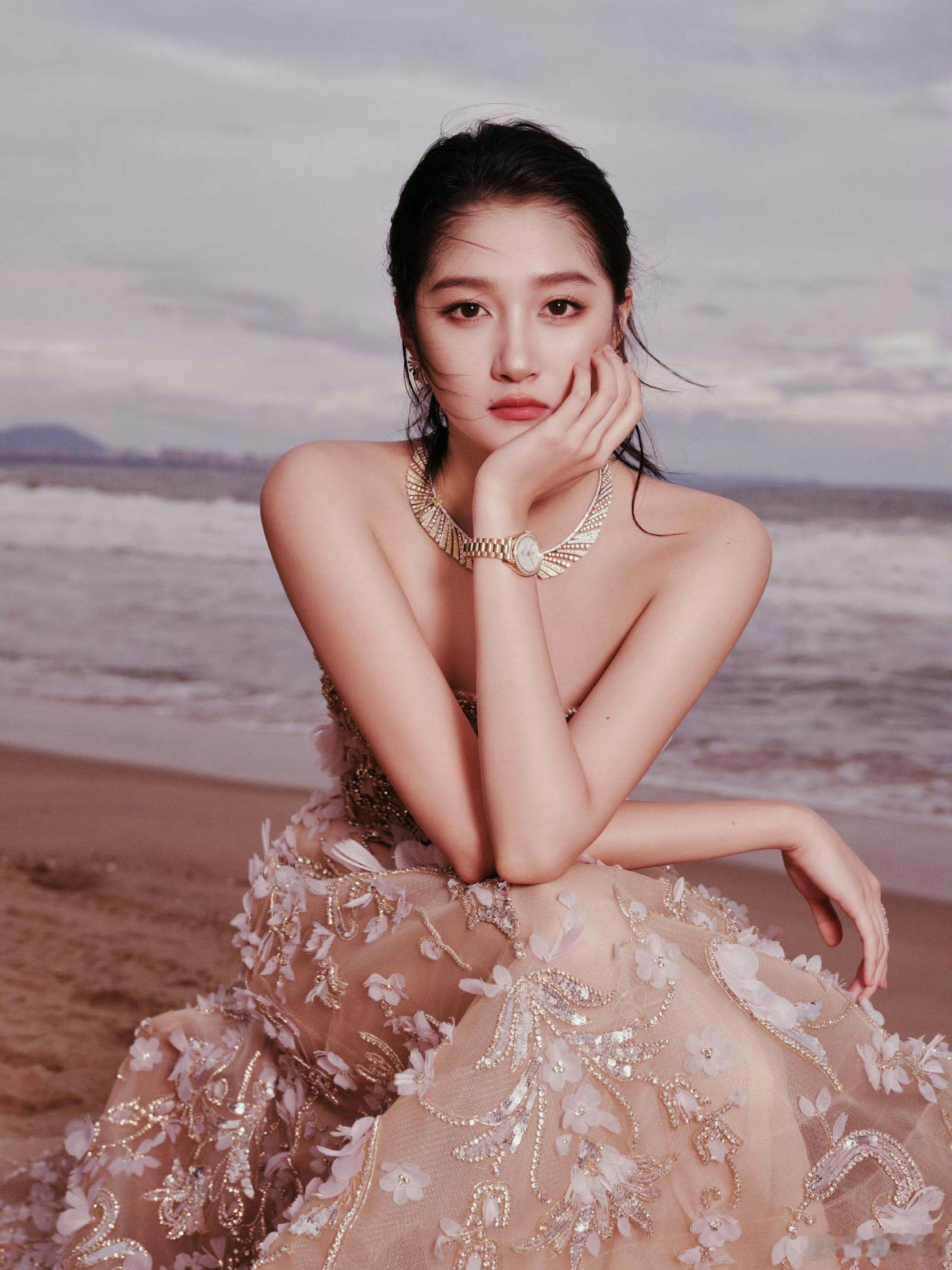 关晓彤终于穿上漂亮裙子了，ELIE SAAB 2025秋冬高定太有排面了[捂嘴哭