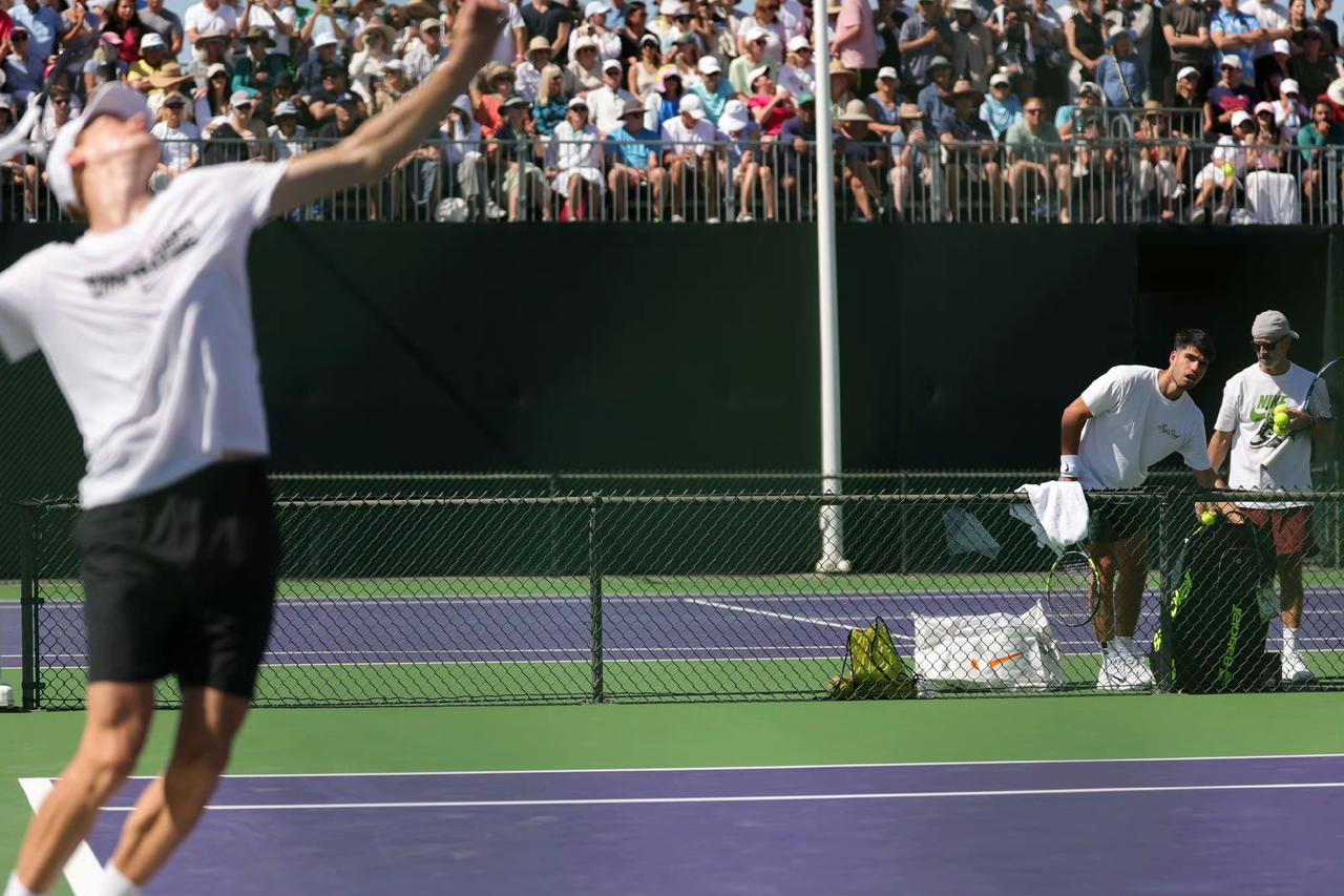 印第安维尔斯大师赛的训练场安排，含金量实在是过于高，辛纳阿卡隔壁，互相之间冷不丁